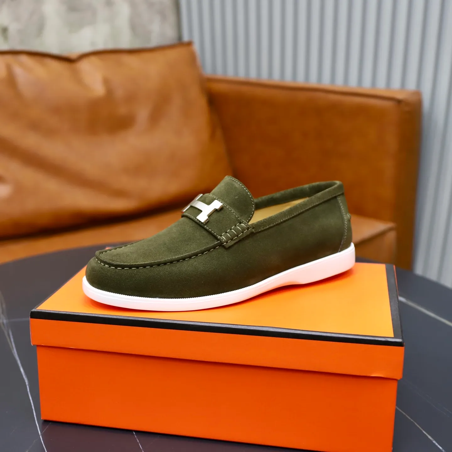 Ex-factory price: 540💰Hermès/Hermès slip-on men's shoes. This shoe is made of imported cow suede leather, with simple and smooth lines, and a 3CM rubber foam ultra-light sole combined with aerodynamic design! Youthful and fashionable, H button decoration, contrasting leather embellishment on the heel, calf lining to gently wrap your feet, with embossed logo cowhide feet, leather rock strips, casual and urban style, highlighting youthful vitality, sports and leisure version, super versatile Size number: 38-39-40-41-42-43-44 Standard leather shoe size (45 can be customized but does not support returns)